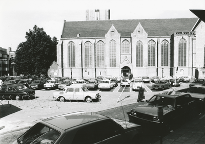 863366 Gezicht op het parkeerterrein op het Jacobskerkhof in Wijk C te Utrecht, vanaf de Rozenstraat, met op de ...